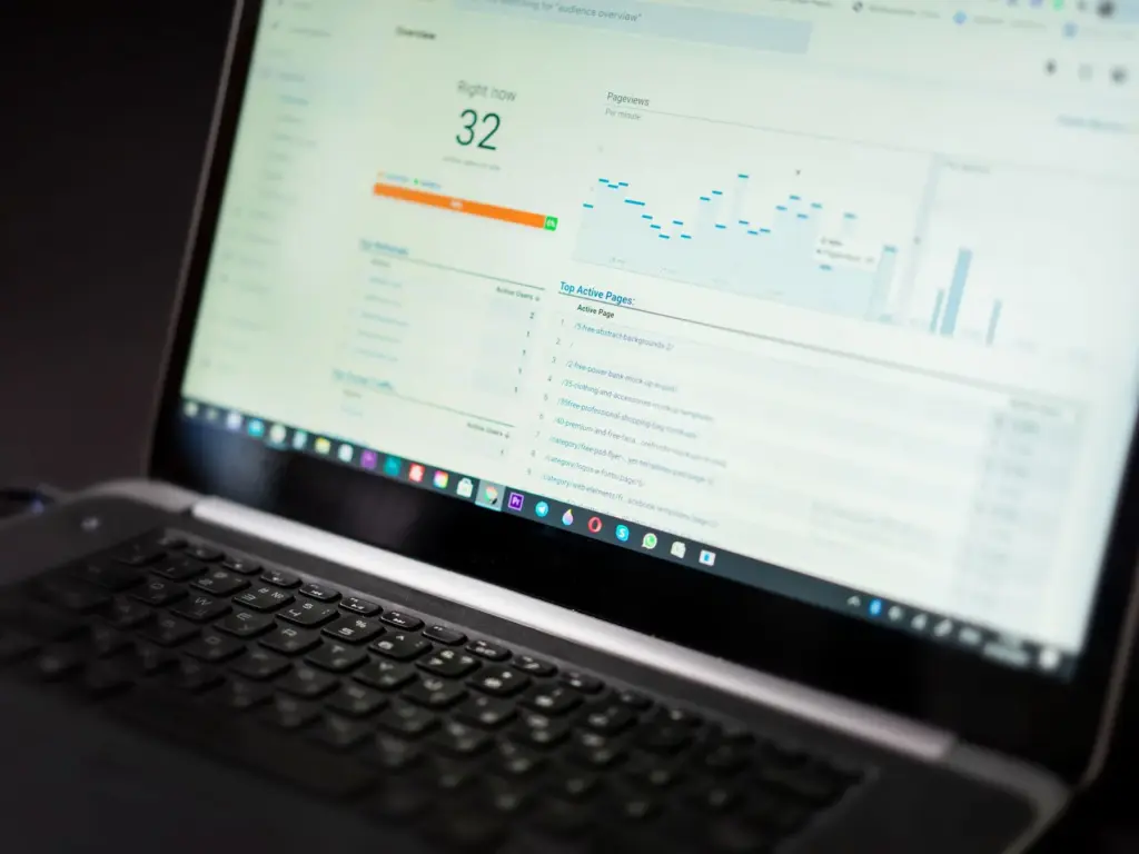 Màn hình laptop hiển thị bảng theo dõi hoạt động website theo thời gian thực.