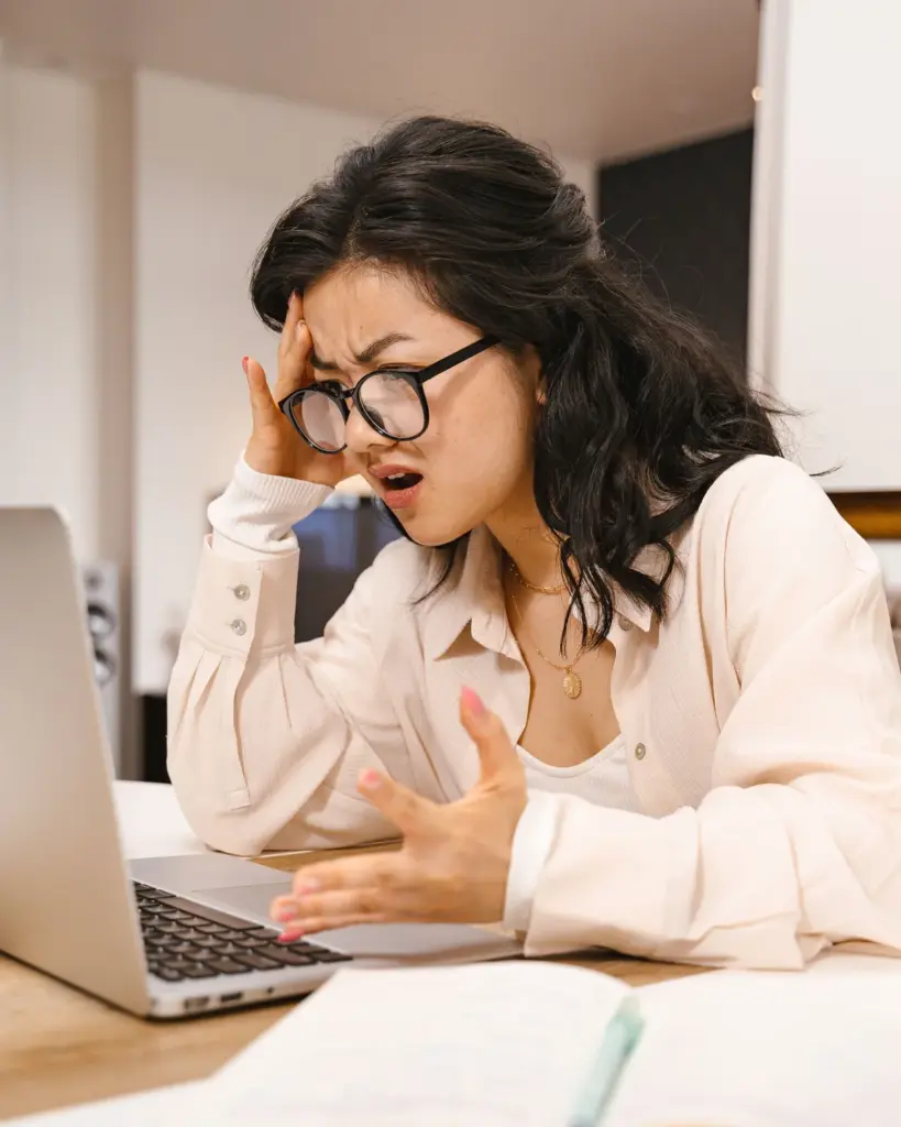 Người ngồi trước laptop với vẻ lo lắng vì website lâu ngày không được cập nhật.